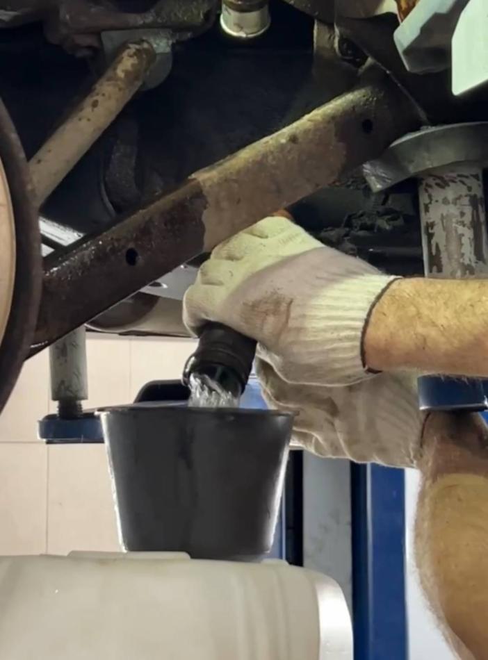 Слив топлива из бака Mitsubishi Pajero IV Митсубиси Паджеро 4